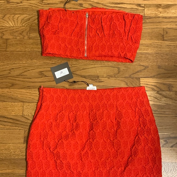 Red Rose Embossed Set - Picture 2 of 2